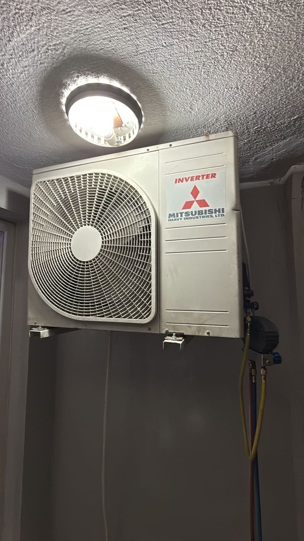Mitsubishi Heavy Industries inverter dış ünitede vakum ve gaz şarjı için bağlanmış manometre hortumları